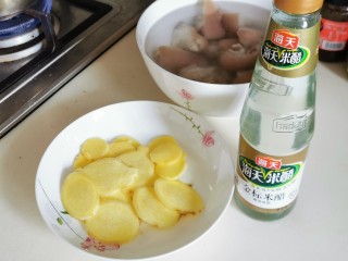 5、一只有故事的猪手【白云猪手】,在泡猪手时，我开始煮白醋。