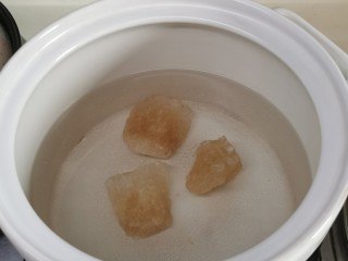 6、一只有故事的猪手【白云猪手】,准备沙锅，放入白醋450mI➕水200mI➕冰糖300克➕2勺盐一齐煮。