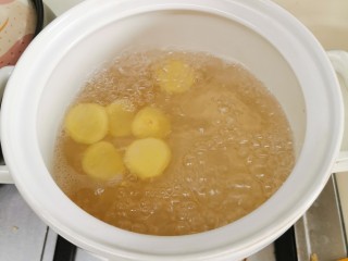 7、一只有故事的猪手【白云猪手】,冰糖融化后，试试够不够咸甜度，调味一下，别太酸（喜欢酸的另计），之前盐腌过的姜片清水洗一遍沥干，加进去煮滚，关火放凉。