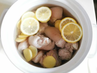 8、一只有故事的猪手【白云猪手】,待醋汁放凉到40度左右（手摸感觉温暖）放入泡过泉水的猪手，同时可以加点柠檬和辣椒圈，密封放冰箱冷藏层8-10小时，即可食用。