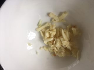 5、酸辣黄瓜条,碗里放入大蒜末