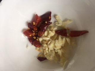 6、酸辣黄瓜条,加入干辣椒或者小米椒