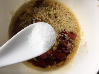 12、酸辣黄瓜条,加入适量的盐