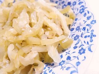 1、潮汕家常菜|咸菜炒五花肉,咸菜提前浸泡10分钟左右，可减少咸味，切丝备用