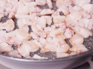2、潮汕家常菜|咸菜炒五花肉,平底锅热后，放入五花肉，小火煎去掉一些肥肉，这样吃起来不会太油腻，肉更香更好吃