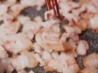 3、潮汕家常菜|咸菜炒五花肉,小火煎5~7分钟左右，五花肉表面带一点点焦焦的，有漂亮的肥瘦比