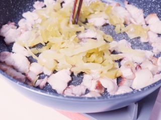 4、潮汕家常菜|咸菜炒五花肉,此时加入咸菜，再翻炒7分钟，一道非常快手的潮汕家常菜就完成了