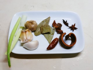 2、卤素鸡,八角 桂皮 干辣椒 八角 桂皮 香叶 葱姜蒜