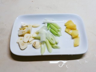 3、卤素鸡,姜 蒜切片 葱切段