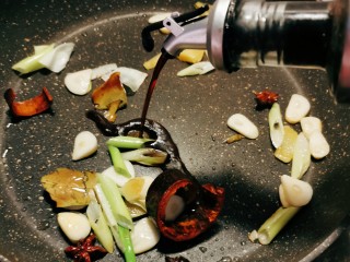 8、卤素鸡,倒入生抽