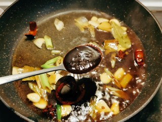 9、卤素鸡,放入甜面酱增加酱香味 并加入适量清水