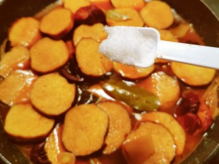 14、卤素鸡,放入白糖 上下层交换位置并翻面 便于入味 继续卤制 