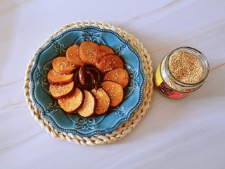 16、卤素鸡,出锅装盘 撒上芝麻会更香呢。