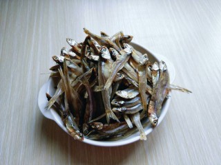 2、#看球必备的零食&香辣小公鱼干,将小鱼干取出包装，特别干净。