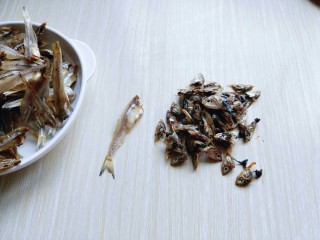 3、#看球必备的零食&香辣小公鱼干,将小鱼干鱼头去掉，轻轻一拉即可，依次做完。