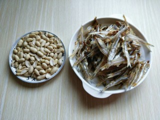 4、#看球必备的零食&香辣小公鱼干,准备好花生，小鱼干洗干净，冷水泡30分钟。