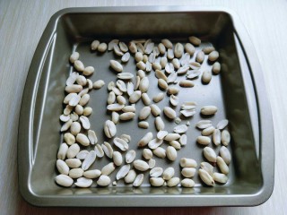 5、#看球必备的零食&香辣小公鱼干,将花生放入烤盘中。