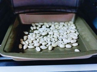 6、#看球必备的零食&香辣小公鱼干,入烤箱中层，200度烤8分钟。