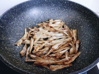 7、#看球必备的零食&香辣小公鱼干,起油锅，加入淋干水分的小鱼干煸炒。