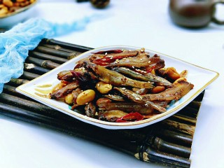 10、#看球必备的零食&香辣小公鱼干,盛出装盘，热上熟白芝麻。