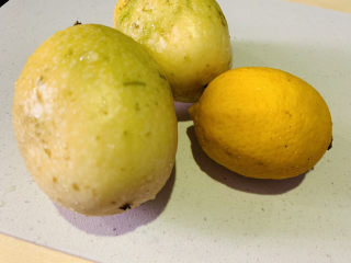 1、百香果柠檬鸡爪,黄金白香果,柠檬洗净;