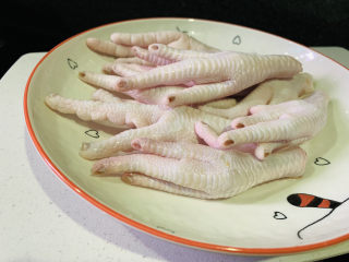 2、百香果柠檬鸡爪,鸡爪洗净,剪去尖的部分;