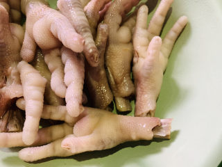 4、百香果柠檬鸡爪,煮15分钟;