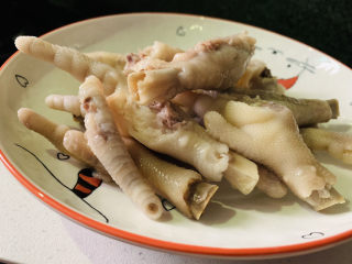 5、百香果柠檬鸡爪,捞出,切小块;