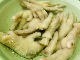 6、百香果柠檬鸡爪,用凉开水,冲洗下;