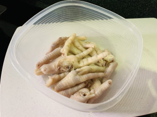 7、百香果柠檬鸡爪,装一个盆子里;