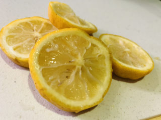 8、百香果柠檬鸡爪,柠檬切片,挖出籽;