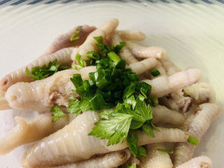 11、百香果柠檬鸡爪,加葱粒;