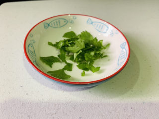 9、百香果柠檬鸡爪,芹菜洗净,切剪碎;