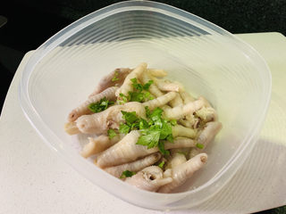 10、百香果柠檬鸡爪,撒入芹菜;