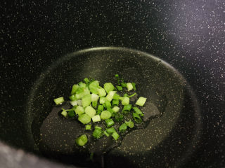 12、百香果柠檬鸡爪,锅里加1勺油,烧开,加葱白炒香;