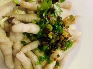 13、百香果柠檬鸡爪,浇在葱粒上面;