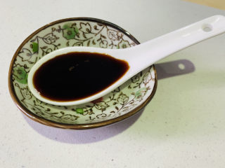 14、百香果柠檬鸡爪,加一勺酱油;