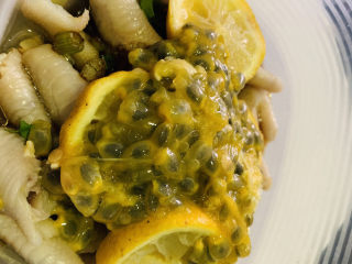 17、百香果柠檬鸡爪,挖出百香果肉;