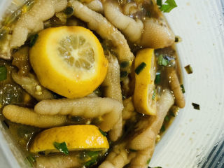 18、百香果柠檬鸡爪,搅拌均匀;