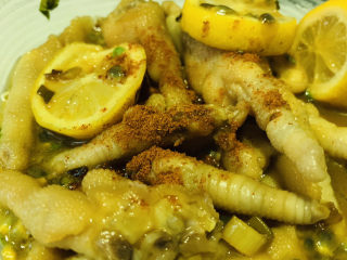 19、百香果柠檬鸡爪,加辣椒粉,搅拌均匀;