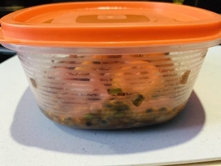 20、百香果柠檬鸡爪,盖住盖子,腌2小时,就可以吃了,如果量做的多,腌的时间长,就要把柠檬先取出来,柠檬腌太久会发苦;