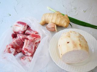 1、排骨蒸芋头,准备好材料