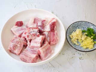 2、排骨蒸芋头,排骨斩成小块加入1汤匙淀粉，用手抓一小会，然后用清水冲洗干净控干水分备用，这个方法比较容易去掉排骨的血水，蒜切末，姜切末，葱切葱花备用