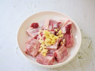 3、排骨蒸芋头,把姜蒜末放入排骨中