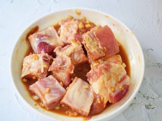 10、排骨蒸芋头,抓匀后盖上保鲜膜放入冰箱冷藏腌制2小时以上