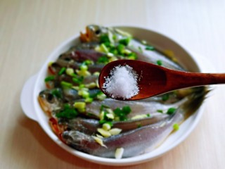 3、酥炸小黄鱼,按个人口味加入盐。