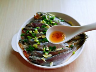 4、酥炸小黄鱼,加入料酒，适当可以多一点，去腥。