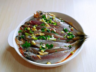 6、酥炸小黄鱼,盖上保鲜膜，放入冰箱腌制2小时。(也可以早上上班之前腌制好放冰箱，下班回来做)