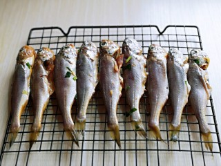 7、酥炸小黄鱼,腌制好的小黄鱼，放在网架上晾干。
