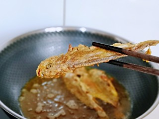 12、酥炸小黄鱼,夹出淋油，依次炸好。(可以再复杂一次，这样更酥)